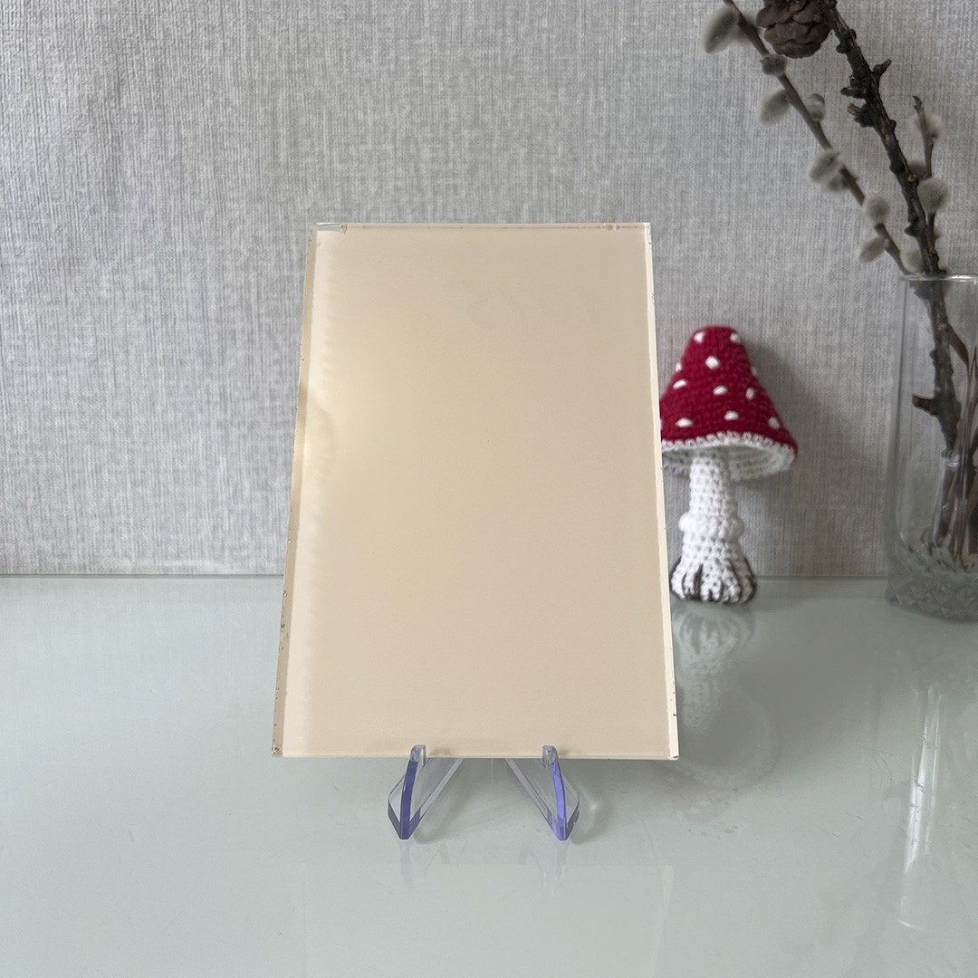 Фото стекло цветное светло - бежевое модель Лакобель RAL 1015